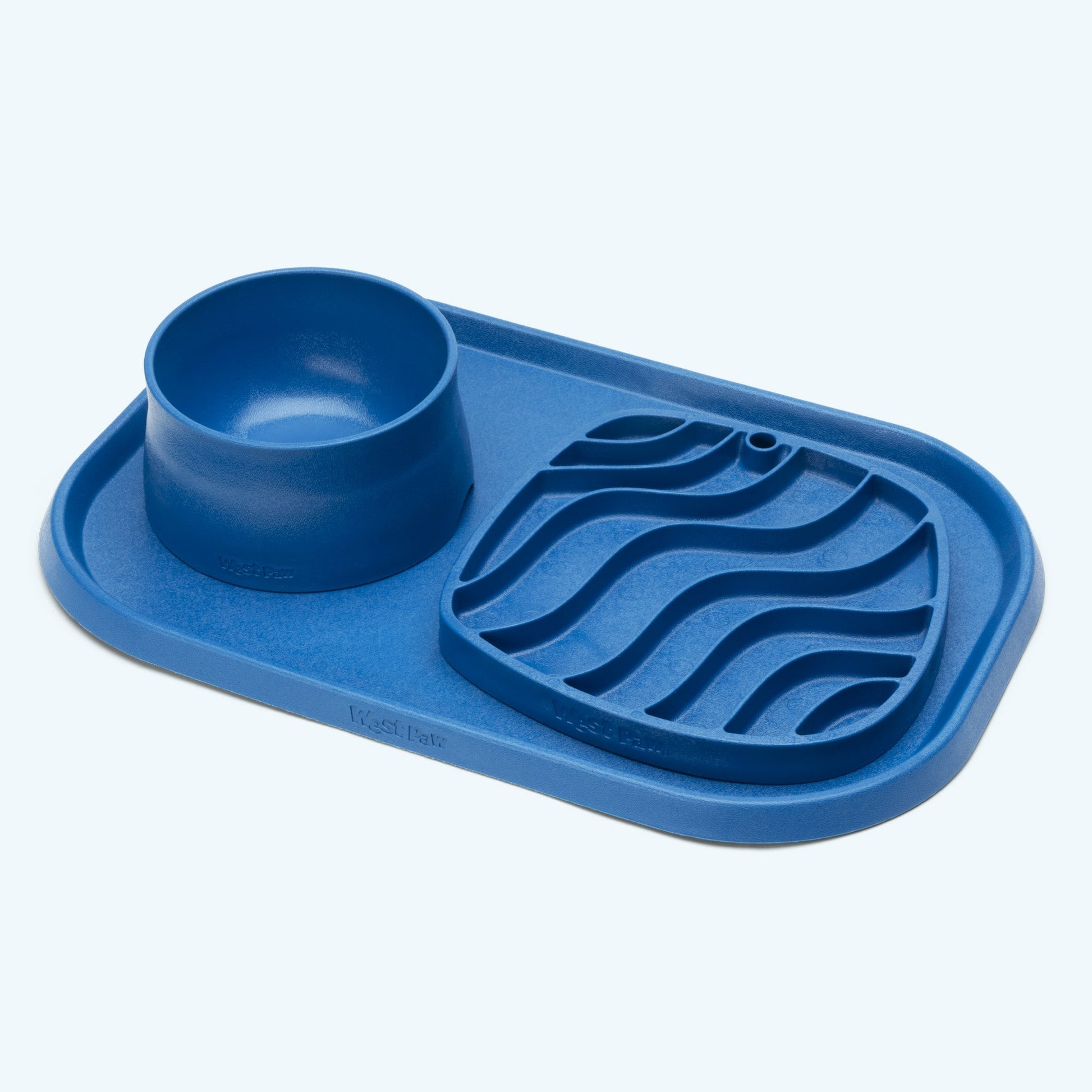 Easy-to-clean dog feeding mat for a tidier feeding corner